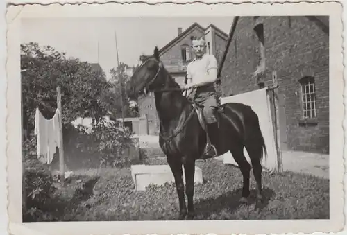 (F26982) Orig. Foto Mann mit Pferd steht im Garten hinter d. Haus 1937