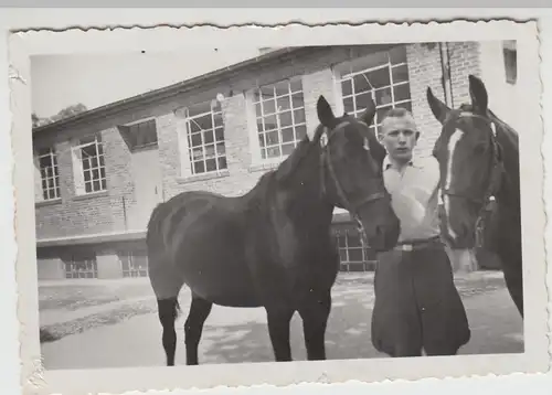 (F26981) Orig. Foto Mann mit Pferd steht vor einem Gebäude 1937