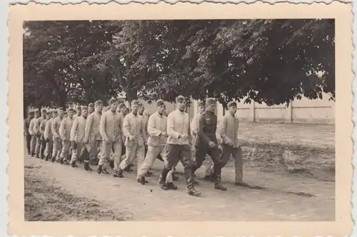 (F26966) Foto Truppenübungspl. Munster, Soldaten marschieren z. Stalldienst 1937