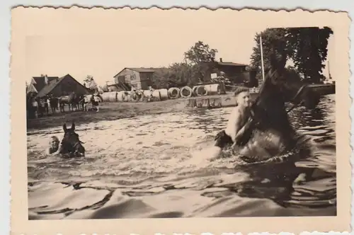 (F26963) Orig. Foto Soldaten m. Pferden i.d. Ilmenau b. Hohnstorf 1937