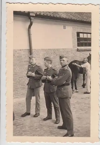 (F26953) Orig. Foto Truppenübungsplatz Munster, Soldaten u. Pferd auf Hof 1937