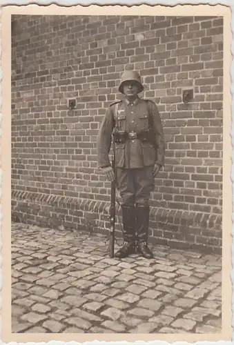(F26927) Orig. Foto deutscher Soldat in voller Montur 1937