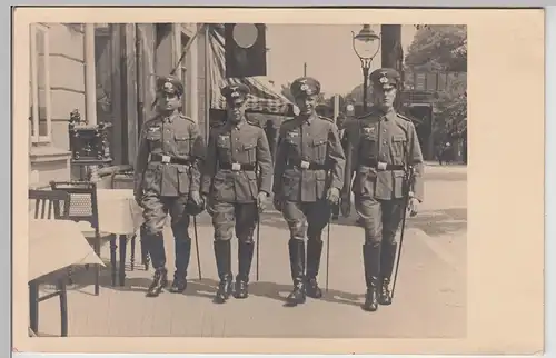 (F26926) Foto dt. Soldaten marschieren auf Gehweg vor Eisenbahnbrücke 1930/40er