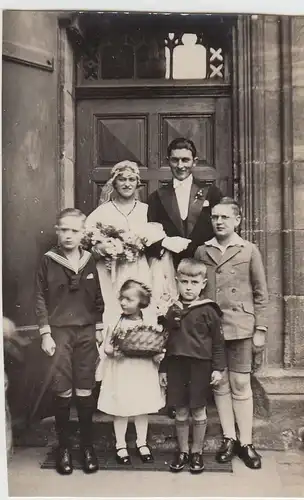 (F26908) Orig. Foto Hochzeitspaar mit Kinder vor Gebäudeeingang 1929
