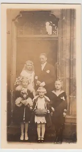 (F26906) Orig. Foto Hochzeitspaar mit Kinder vor Gebäudeeingang 1929