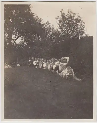 (F26899) Orig. Foto Osternohe, Personen sitzen hintereinander a. Wiese 1929