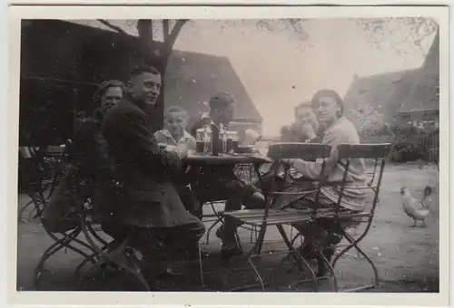 (F26890) Orig. Foto Altdorf bei Nürnberg, Personen im Gartenlokal 1932