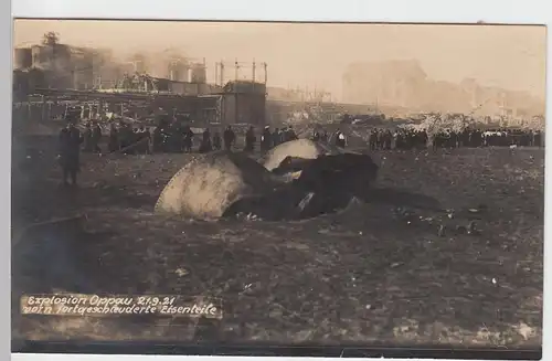 (F2689) Orig. Foto Oppau, Explosion Stickstoffwerk 1921, Eisenteile a. Rand