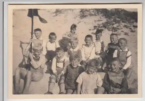 (F26882) Orig. Foto Kinder, Jungs sitzen am Strand 1920/30er