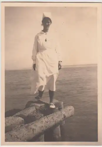 (F26881) Orig. Foto Schwester am Ufer der See 1920/30er