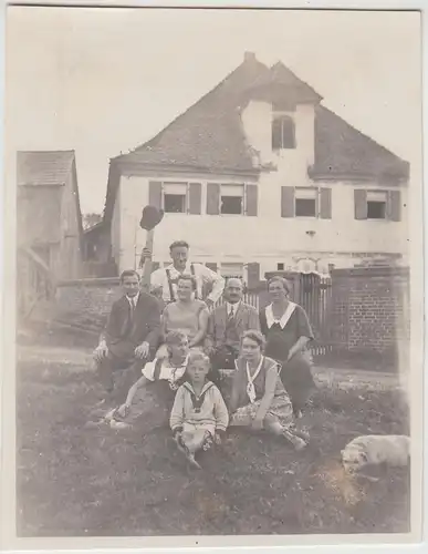 (F26879) Orig. Foto Kirchfembach, Personen vor einem Haus 1929