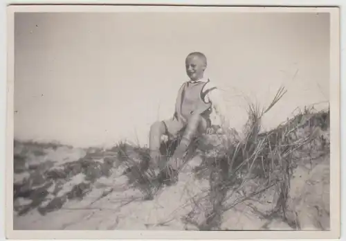 (F26876) Orig. Foto Wittdüm, Junge sitzt auf Düne 1929