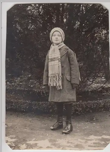 (F26861) Orig. Foto Junge  i. Winterkleidung a.d. Weg z. Schule 1927