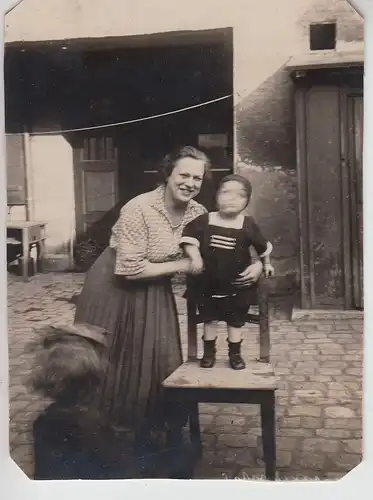 (F26859) Orig. Foto Frau und Kinder auf dem Haushof 1923