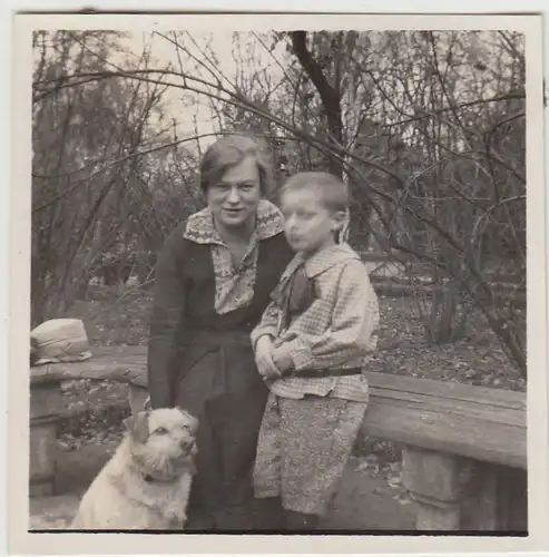 (F26858) Orig. Foto Junge und Frau m. Hund im Stadtpark Fürth 1926