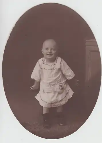 (F26854) Orig. Foto Kleinkind im Kleidchen 1922