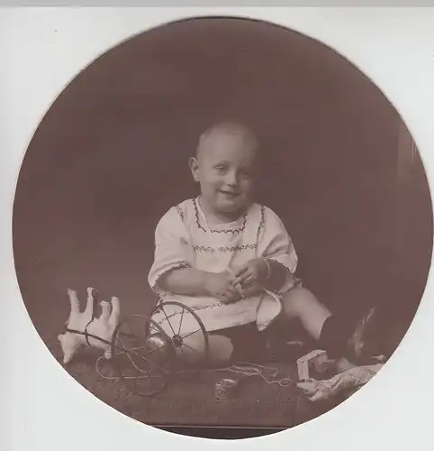 (F26853) Orig. Foto Kleinkind mit Spielzeug, Wägelchen 1922