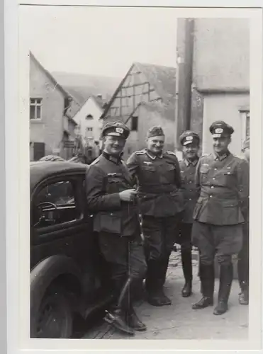 (F26851) Orig. Foto deutsche Soldaten m. Pkw in einem Ort 1940