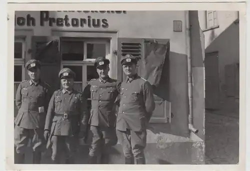 (F26850) Orig. Foto deutsche Soldaten vor Ratskeller Pretorius 1940