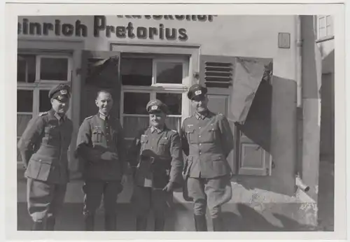 (F26848) Orig. Foto deutsche Soldaten vor Ratskeller Pretorius 1940