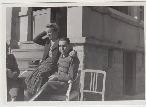 (F26846) Orig. Foto deutscher Soldat m. Frau an Gebäudeecke 1940