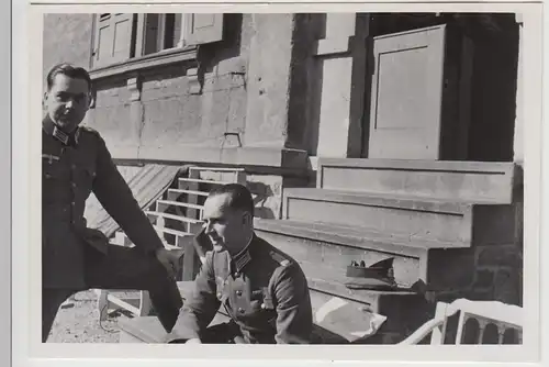 (F26845) Orig. Foto deutsche Soldaten an einer Treppe 1940