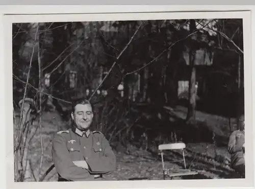 (F26844) Orig. Foto deutscher Soldat im Freien, Wald 1940