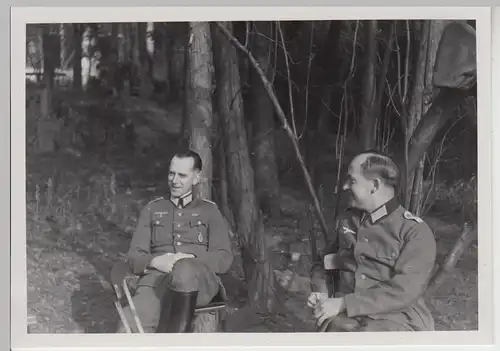 (F26843) Orig. Foto deutsche Soldaten im Freien, Wald 1940