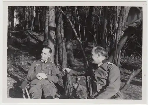 (F26842) Orig. Foto deutsche Soldaten im Freien, Wald 1940