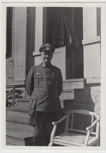 (F26841) Orig. Foto deutscher Soldat an einer Treppe 1940