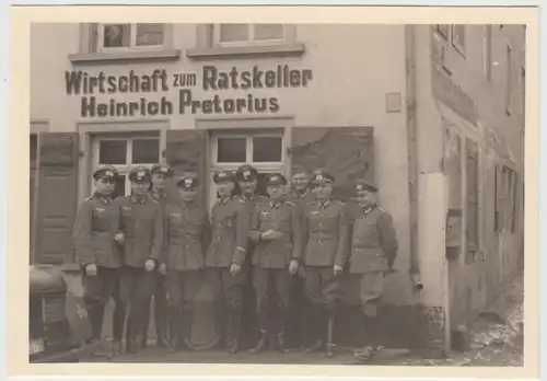 (F26840) Orig. Foto deutsche Soldaten vor Ratskeller Pretorius 1940