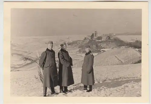 (F26838) Orig. Foto deutsche Soldaten vor einer Burgruine, Winter 1940