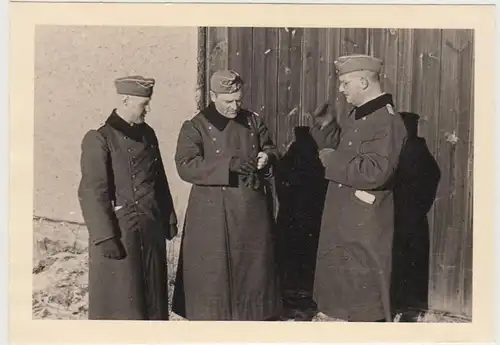 (F26836) Orig. Foto deutsche Soldaten an einem Scheunentor 1940