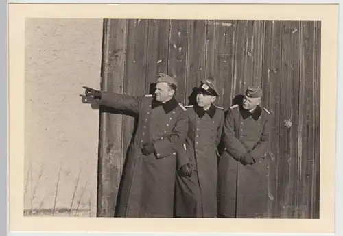 (F26835) Orig. Foto deutsche Soldaten an einem Scheunentor 1940