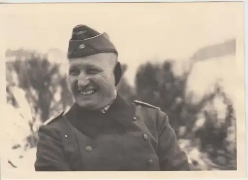 (F26829) Orig. Foto deutscher Soldat im Freien 1940