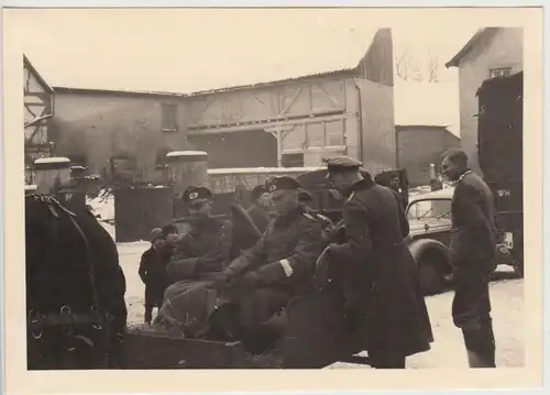(F26823) Orig. Foto deutsche Soldaten sitzen im Pferdeschlitten 1940