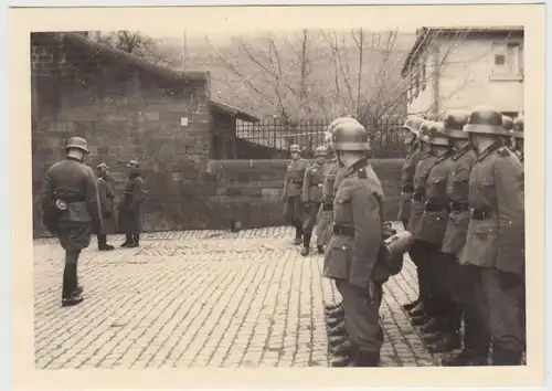 (F26810) Orig. Foto deutsche Soldaten angetreten, Augen nach rechts 1940
