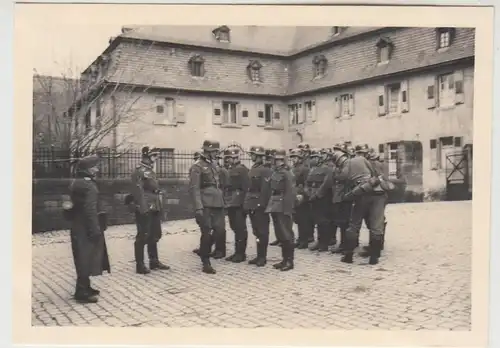 (F26808) Orig. Foto deutsche Soldaten angetreten, Appell Kontrolle 1940