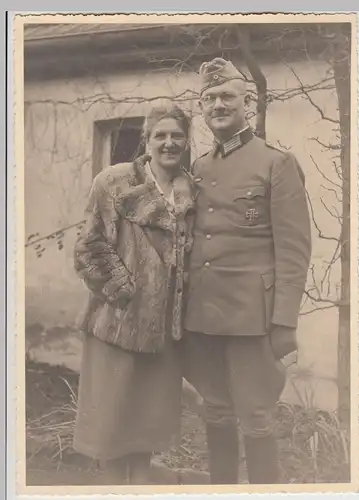 (F26804) Orig. Foto deutscher Soldat mit Frau im Pelz im Freien 1940