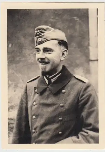 (F26802) Orig. Foto Porträt deutscher Soldat im Freien 1940