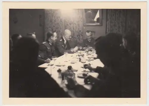 (F26797) Orig. Foto deutsche Soldaten sitzen an einer Tafel 1940