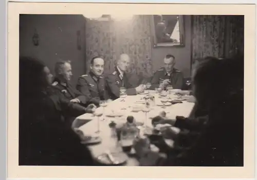 (F26796) Orig. Foto deutsche Soldaten sitzen an einer Tafel 1940