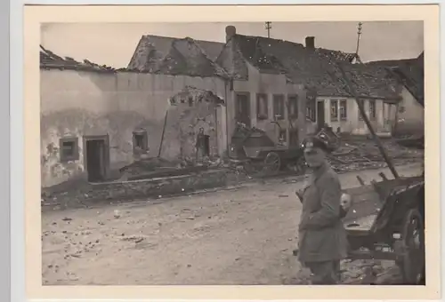(F26794) Orig. Foto deutsche Soldaten in einem zerstörten Ort im 2. WK 1940