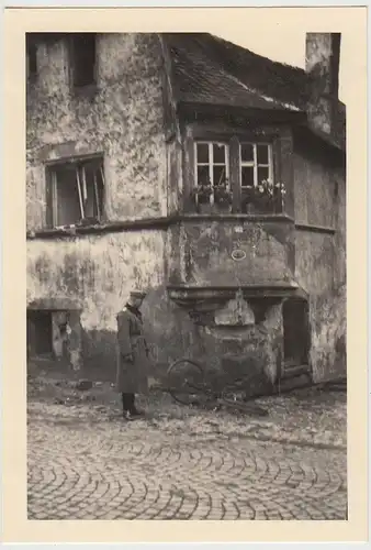 (F26790) Orig. Foto deutscher Soldat in einem verlassenen Ort im 2. WK 1940