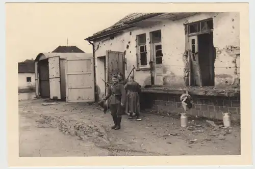 (F26787) Orig. Foto deutsche Soldaten vor zerschossenem Gebäude 1940