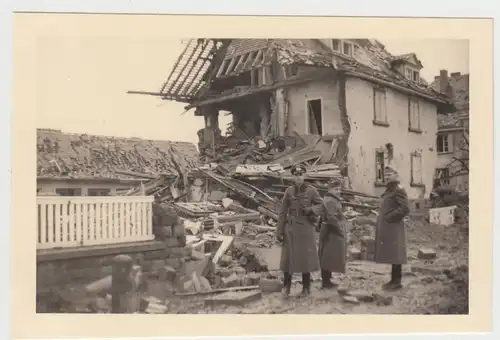 (F26783) Orig. Foto deutsche Soldaten vor einem zerstörten Wohnhaus 1940