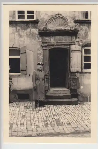 (F26782) Orig. Foto deutscher Soldat vor einem alten Hauseingang 1940