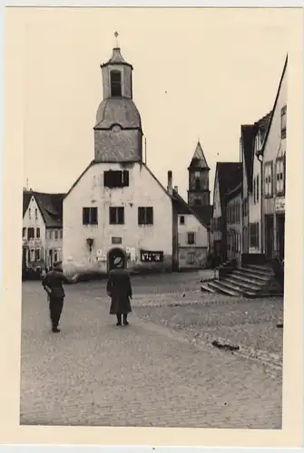 (F26781) Orig. Foto deutsche Soldaten auf einem Marktplatz 1940