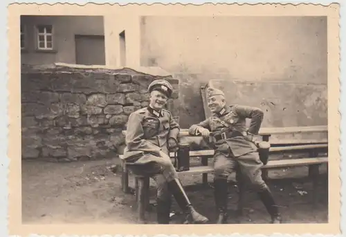 (F26778) Orig. Foto deutsche Soldaten m. Trinkgefäß auf einer Bank 1940