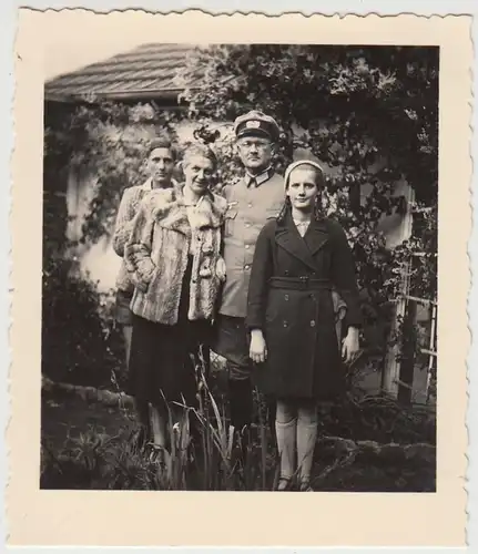 (F26771) Orig. Foto deutscher Soldat mit Frau im Pelz u. Mädchen im Freien 1940